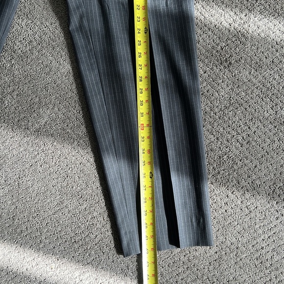 Elegant Hugo Boss Pin Stipe 2 Piece Suit -Super 130 - 100% Wool - Picture 9 of 11